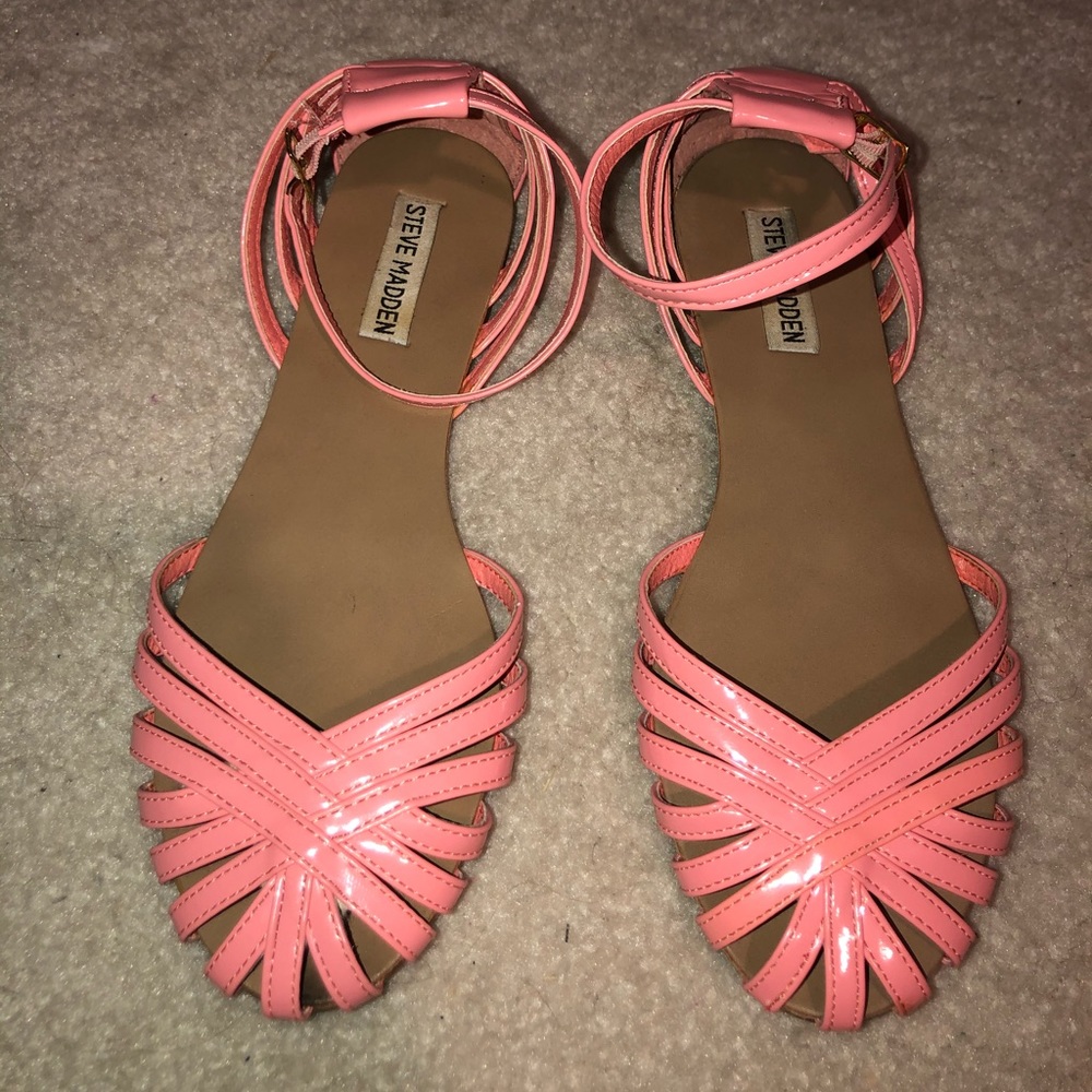 Steve maddens flat sandals